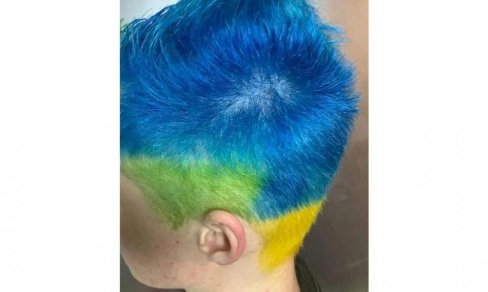 Ρωσία: Επιβλήθηκε πρόστιμο σε άντρα επειδή... έβαψε τα μαλλιά του στα χρώματα της Ουκρανίας